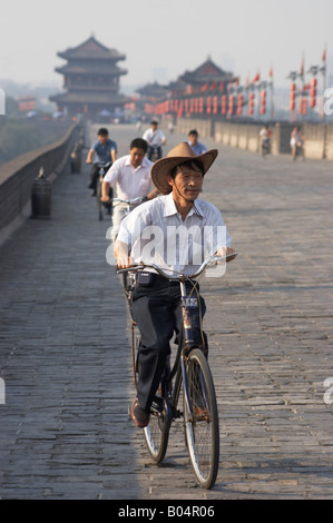 Les touristes chinois à vélo sur le mur de la ville, Xian, Chine Banque D'Images