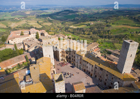 Piazza della Cisterna vu de Torre Grossa (tour) dans la vieille ville historique de San Gimignano, une l'UNESCO Banque D'Images