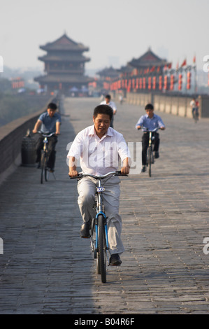 Les touristes chinois à vélo sur le mur de la ville, Xian, Chine Banque D'Images