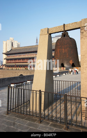 Bell sur mur de la ville antique, Xian, Chine Banque D'Images