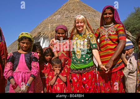 L'Inde Rann de Kutch Gujerat Banni salon Raisi musulmane Putra et blonde de l'ouest dans leurs vêtements traditionnels Banque D'Images