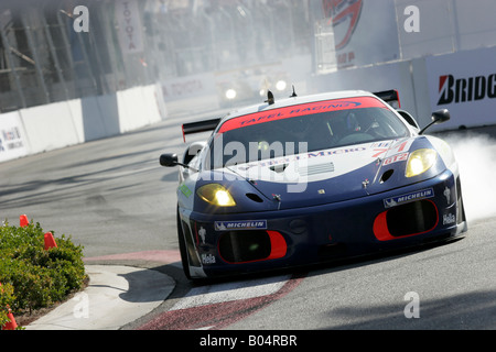 Ferrari F430 dur sur les freins à leur tour 2 à l'American Le Mans Series à Long Beach, Californie Banque D'Images