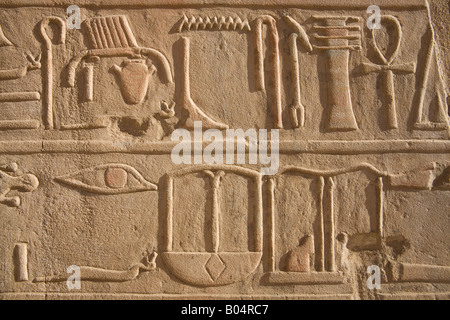 Au secours hiéroglyphique Temple de Karnak, Louxor, Egypte Banque D'Images