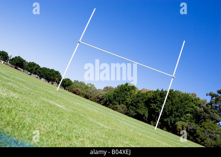 Jusqu'à l'égard des postes de rugby. Composé sur un angle pour donner une dynamique, au coeur de l'action. Banque D'Images