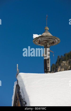 Petit clocher sur la chapelle Saint Leonhard (chapelle) recouverts de neige en Vallée Wildgerlostal (Wildgerlos), Salzburger Land Banque D'Images