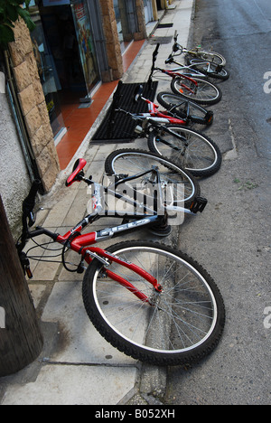 Quatre bicyclettes s'appuyant sur le trottoir Banque D'Images