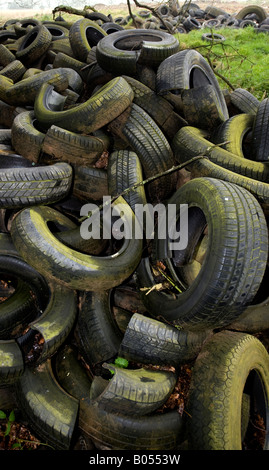 Pneu près de dumping illégal en Redditch Worcestershire, une autre cause de la pollution de l'environnement au détriment de la nature. Banque D'Images