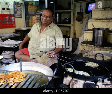 L'homme indien frit sucré vente donuts, Jodhpur, Rajasthan, India Banque D'Images