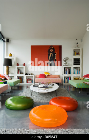 Zanotta poufs colorés en appartement moderne à Londres Banque D'Images