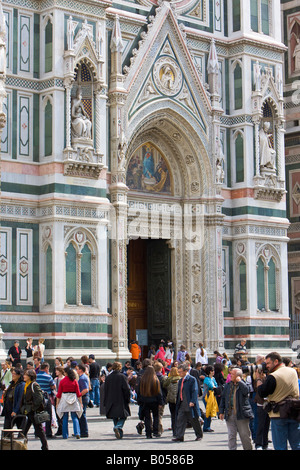 La foule à l'entrée de la Florence Duomo (cathédrale), l'église Santa Maria del Fiore, la Piazza di San Giovanni, ville de Florence Banque D'Images