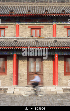La randonnée à vélo le long mur de la ville touristique, Xian, Chine Banque D'Images