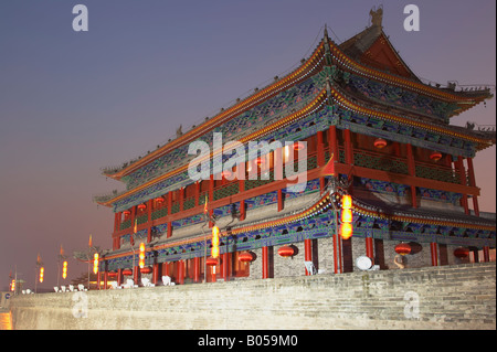 Tour de guet sur mur de la ville au crépuscule, Xian, Chine Banque D'Images