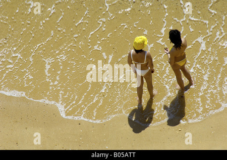 Deux femmes se tenant debout sur une plage, Portugal Banque D'Images