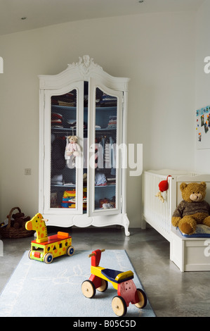 Chambre de l'enfant en 1950 converti en usine avec armoire et des jouets Banque D'Images