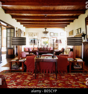 Salon avec tapis à motifs et des poutres au plafond dans un Néerlandais d'Afrique du Sud Cape homestead Banque D'Images