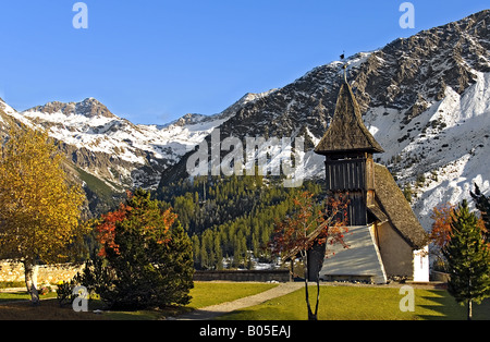 L'église de montagne suisse typique dans un paysage d'automne au petit village de montagne d''Arosa, Suisse, Alpes Banque D'Images