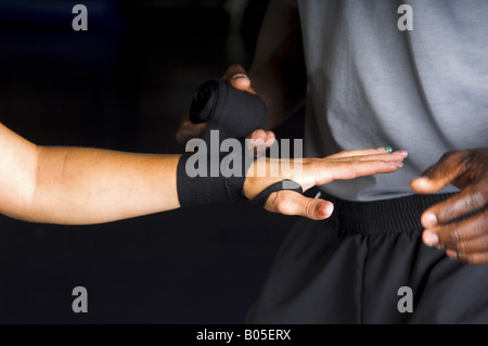 Boxe rétractable les mains d'un boxer Banque D'Images