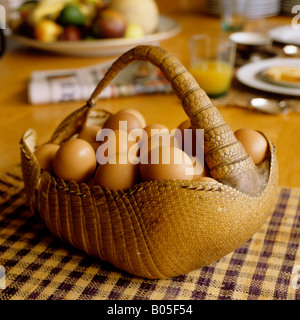 Panier d'oeufs fabriqués à partir de peau de tatou sur une table de petit déjeuner en Afrique du Sud Banque D'Images