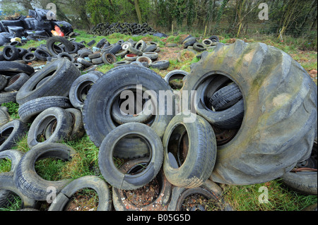 Pneu près de dumping illégal en Redditch Worcestershire, une autre cause de la pollution de l'environnement au détriment de la nature. Banque D'Images