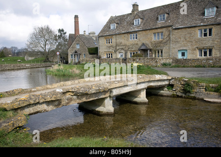 Vieux pont de pierre et Cotswold cottages by Eye de la rivière Lower Slaughter Gloucestershire UK Banque D'Images
