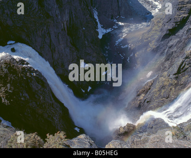 Cascade Vøringfossen (145m de dénivelée) avec au-delà du canyon, au-dessus de Eidfjord, Hordaland, Norvège. Banque D'Images