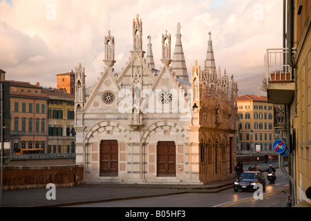 L'église de Santa Maria della Spina sur la rive de la rivière Pise Italie Banque D'Images