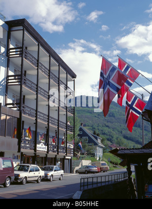 L'hôtel Ulvik et drapeaux norvégien, ulvik, hordaland, Norvège. Banque D'Images