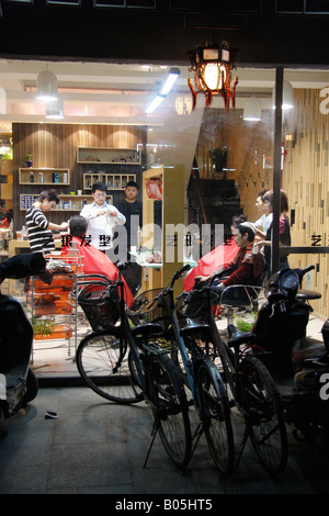 Vue d'un mens hairdressing shop la nuit à Suzhou, Chine Banque D'Images