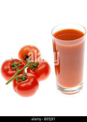 Frais sain végétarien nourrissant verre de jus de tomate avec des tomates mûres isolé sur un fond blanc avec un chemin de détourage Banque D'Images