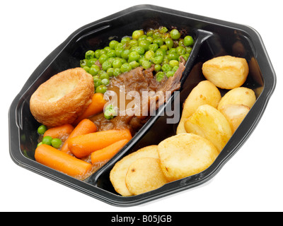 Repas traditionnel pour un bœuf rôti avec pommes de terre rôties, Yorkshire Pudding et légumes, gros plan sans personne isolée sur blanc Banque D'Images