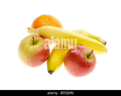 Sélection de fruits mûrs en bonne santé y compris les Bananes Pommes et une Orange isolé sur un fond blanc avec un chemin de détourage et aucun peuple Banque D'Images