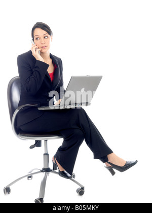 Jeune femme inquiète à l'aide de téléphone portable et de parution du modèle Banque D'Images