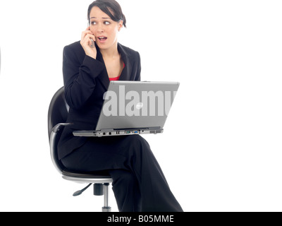 Les jeunes choqués business woman using telephone portable et parution du modèle Banque D'Images
