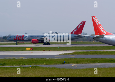 Boeing 757-236 Jet2 aligné pour le décollage à l'aéroport de Manchester Ringway Greater Manchester Angleterre Royaume-Uni Banque D'Images