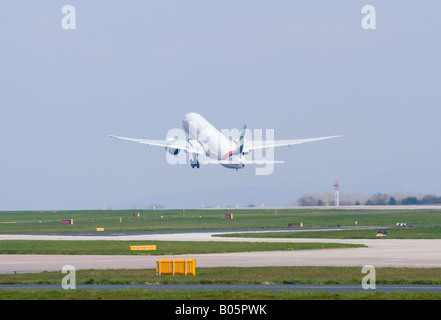 Emirates Airlines Boeing 777-31AVION DE SON A6-EBX Décollant de l'aéroport Ringway Manchester Angleterre Royaume-Uni Banque D'Images