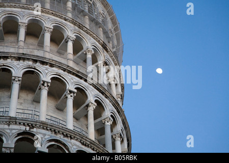 Détail des galeries de la Tour de Pise au crépuscule avec la lune dans le ciel Banque D'Images