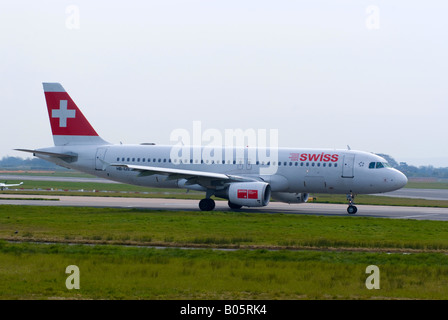 Airbus A320-214 Swiss roulement au décollage à Ringway Manchester Greater Manchester Aéroport Angleterre Royaume-Uni Banque D'Images