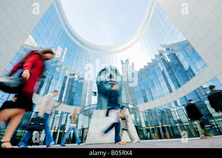 Les hommes d'affaires et les banlieusards quartier financier de la Défense Paris France Banque D'Images