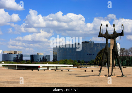 Square des trois pouvoirs avec leurs os Candangos brasila statue en capitale du Brésil Banque D'Images
