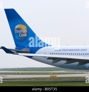 Queue de Thomas Cook Airbus A330-243 le roulage au décollage à l'aéroport de Manchester Greater Manchester England UK Banque D'Images