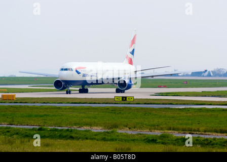 British Airways Boeing 767-336ER roulement au décollage à Ringway Manchester Greater Manchester Aéroport Angleterre Royaume-Uni Banque D'Images