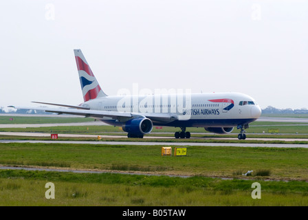 British Airways Boeing 767-336ER roulement au décollage à Ringway Manchester Greater Manchester Aéroport Angleterre Royaume-Uni Banque D'Images