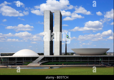 La Cathédrale Métropolitaine de la ville de Brasilia capitale du Brésil classée au Patrimoine Mondial de l'UNESCO est l'expression de la cordialité de l'architecte Oscar Niemeyer Banque D'Images