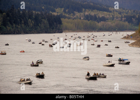 Les pêcheurs de saumon dans les bateaux qui traversent la rivière Columbia juste en dessous du barrage de Bonneville Oregon Banque D'Images