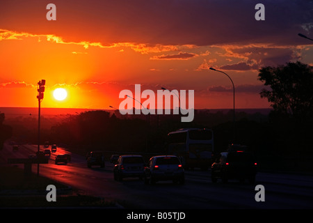 Au coucher du soleil de la circulation dans la ville de Brasilia, capitale du Brésil Banque D'Images