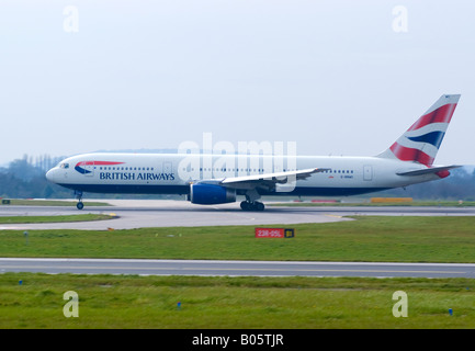 British Airways Boeing 767-336ER prend son envol sur la piste 05L à Ringway Manchester Greater Manchester Aéroport Angleterre Royaume-Uni Banque D'Images