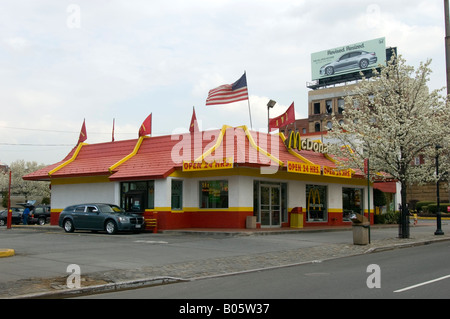 Un fast-food McDonald's sur Bruckner Boulevard, dans le quartier du Bronx de New York Banque D'Images