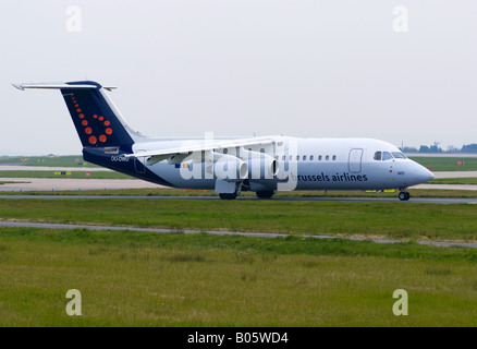 Brussels Airlines Avro RJ100 roulement au décollage à Ringway Manchester Greater Manchester Aéroport Angleterre Royaume-Uni Banque D'Images