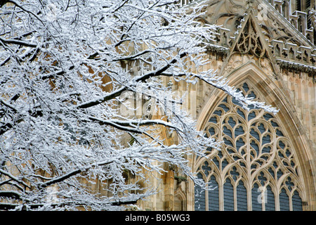 La cathédrale de York sur un jour d'hiver enneigé, North Yorkshire, Angleterre. Banque D'Images