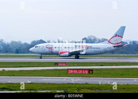 BMI baby Boeing 737-3QB qui décolle de l'aéroport Ringway Manchester Greater Manchester Angleterre Royaume-Uni Banque D'Images